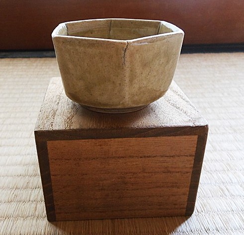 ♥美濃焼 黄瀬戸 六角盃 桐箱付き ぐい飲み ぐい吞み 骨董品 Yahoo!オークション -「黄瀬戸 六角」の落札相場・落札価格