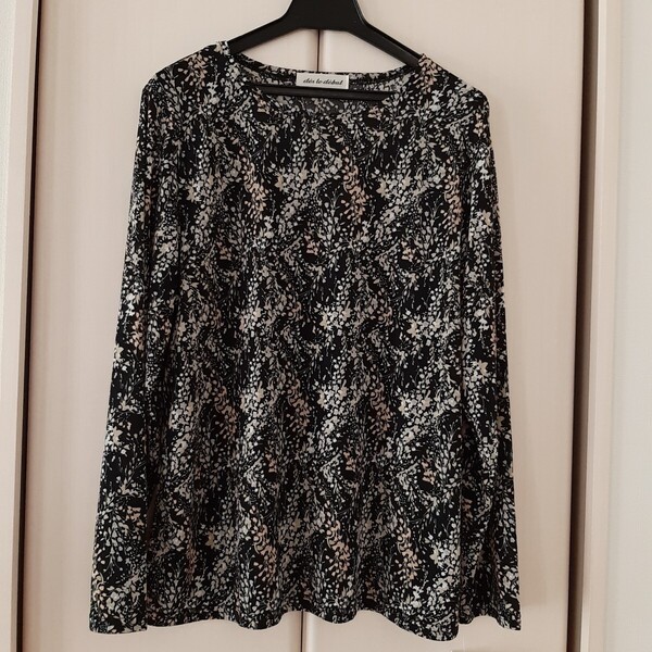 新品タグ付【M~Lサイズ】長袖 カットソー 丸首Tシャツ ミセス レディース ポリエステル ブラウス 船場ニット 118089 黒 小花柄 送料無料