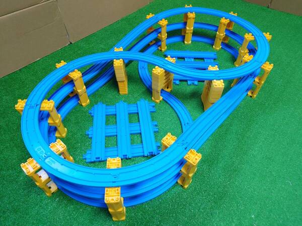 プラレール 無限ループ 3段タワー レイアウト 曲線レール 直線レール ニュー坂レール ブロック橋脚 ミニ橋脚