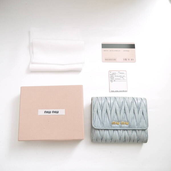 $ 美品 訳あり $ 激レア!■ ミュウミュウ ■ miumiu ■ マテラッセ 本革 レザー製・ 2つ折り 財布 小銭入れ ■ スカイブルー系 ■ 箱付き