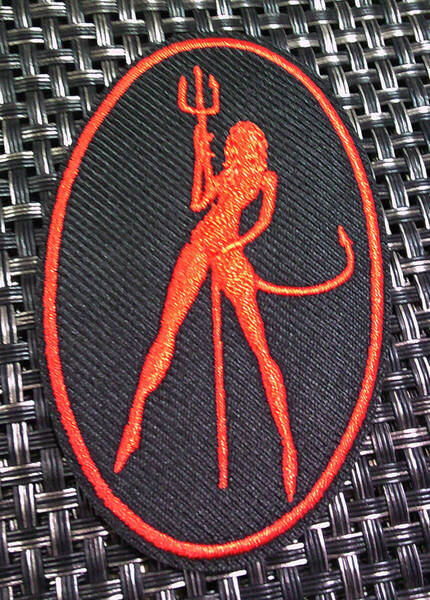 《黒赤縦楕円DVL美魔女》激渋◆ セクシー 美女 デビルロック 刺繍ワッペン(パッチ)◆◇◎映画 ムービー アニメ 音楽 ミュージック
