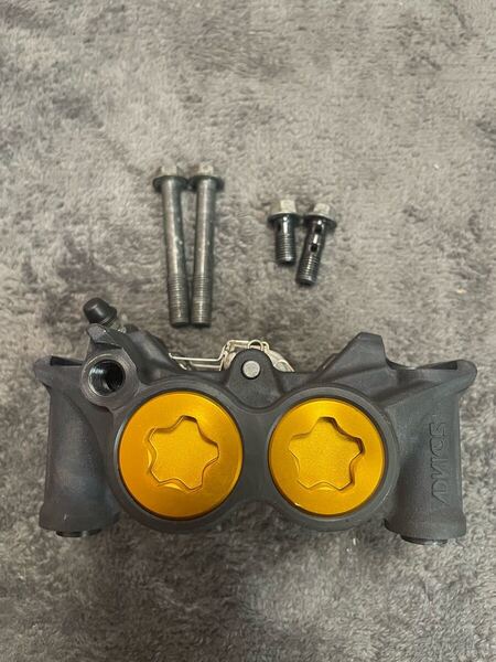 ヤマハ ラジアル マウント モノコック キャリパー 4pot 108mm 金 mos 左側のみ ホンダ カワサキ スズキ 全国送料無料