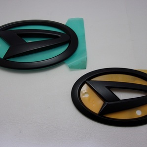 限定1セット! ダイハツ ハイゼット カーゴ (S321V系 / S331V系) マッドブラック マットブラック エンブレム フロント&リア2点セット