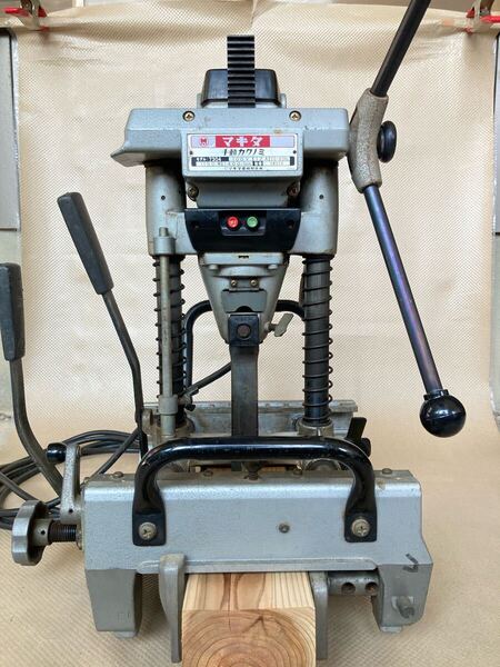 マキタ makita 角ノミ 7304 30mm電動工具 角のみ アリノミ替刃付 大工道具 DIY 木工