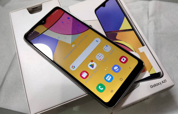Galaxy A21 SCV49 (SIMフリー J:COM版ホワイト)中古美品