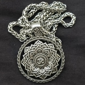 入荷!【神聖視される呪文x蓮華x曼荼羅】 サンスクリット語 オーム聖音 シルバー