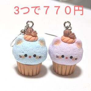 猫 カップケーキ ピアス イヤリング 水色 紫 ニャンコ 可愛い お菓子 デザート 食品サンプル おもしろアクセ ハンドメイド