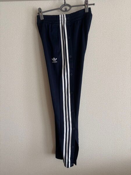 adidas ネイビー トラックパンツ サイドスナップボタン付き