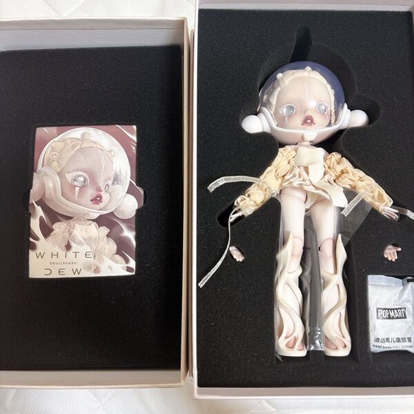 POPMART SKULLPANDA WHITE DEW アクションフィギュア