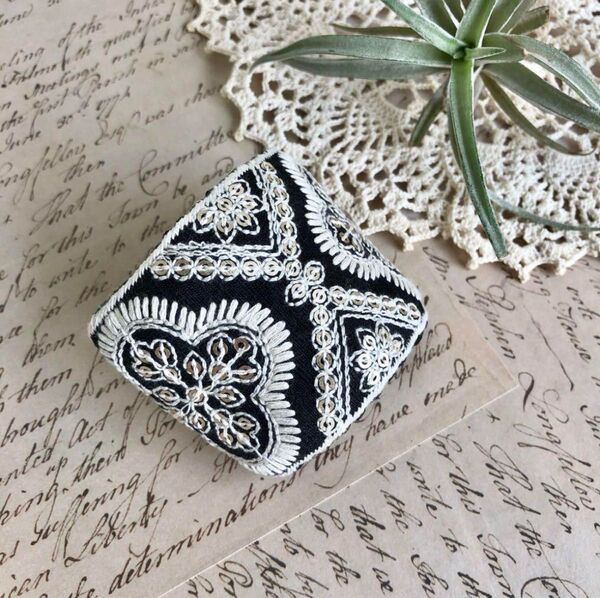 【ハンドメイド】インド刺繍リボンのヘアカフス*ポニーフック