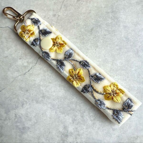 ハンドメイド インド刺繍リボン キーホルダー ストラップ イエロー フラワー