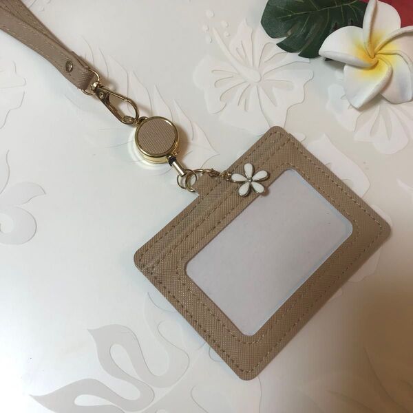 ◎ビジュー付きフラワーチャーム付き リール付き ネームカードホルダー ネックストラップ パスケース 定期入れ IDカードケース