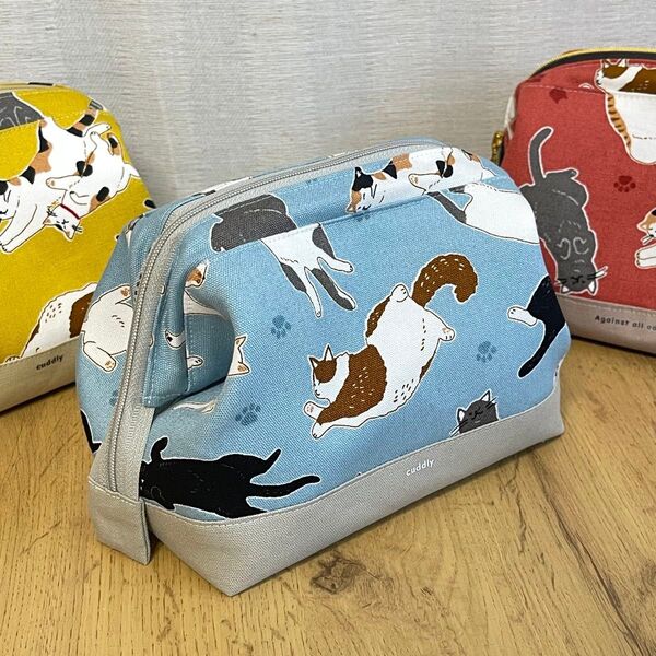 ワイヤー口金ポーチ マチ広 水色 猫 ハンドメイド 化粧ポーチ 小物入れ マルチポーチ