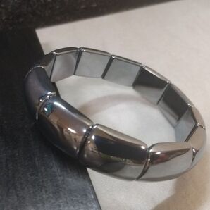 テラヘルツ鉱石バングル(高17㍉横14㍉厚6㍉15.8㌢)