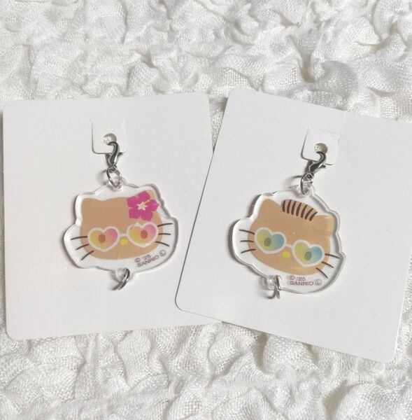 【未使用】sanrio サンリオ 日焼けキティ アクリルミニチャーム 2点セット セリア ダイソー キャンドゥ ハローキティ