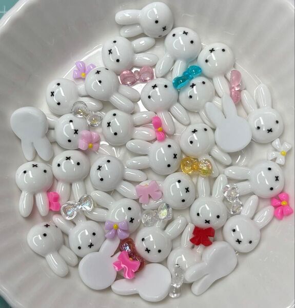 ぷっくりかわいい!高品質のネイルパーツ♪1枚目写真のミッフィーのネイルパーツ30個の出品です。おまけリボン付き♪