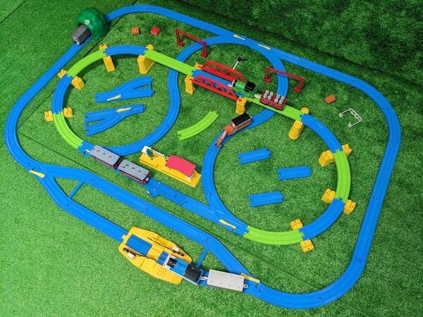 プラレール レイアウト 踏切 鉄橋 トンネル 駅 架線柱 情景 レール 車両