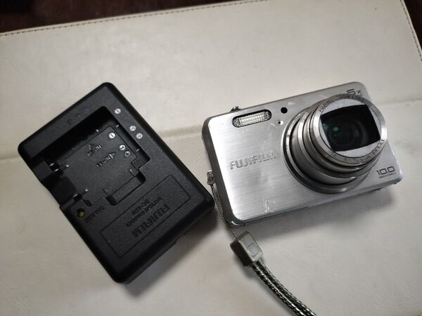 コンパクトデジタルカメラ FUJIFILM FinePix J150w