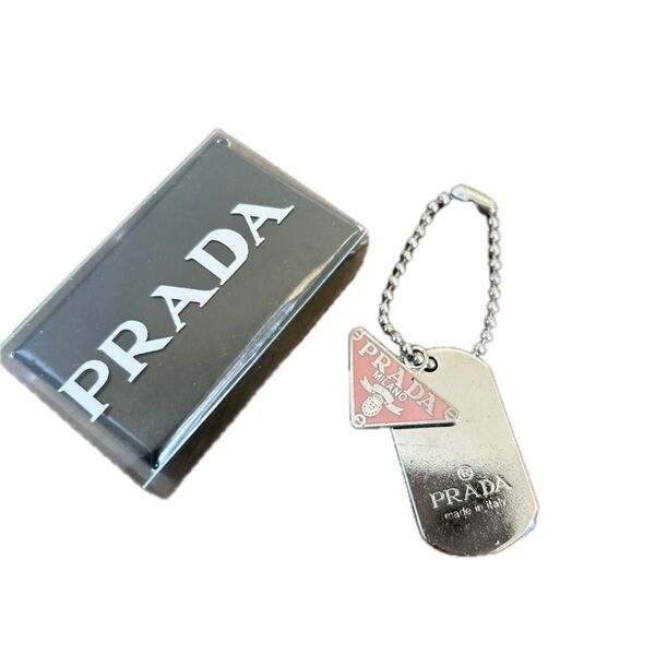 PRADA三角形ドッグタグデザインメタルキーホルダー希少レア箱付き美品