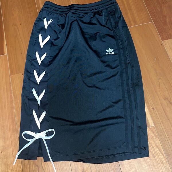 アディダス adidas 黒 スカート