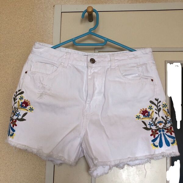 ZARA BASIC デニム ショートパンツ ホワイト 花