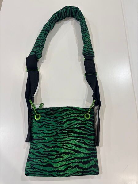 美品KENZO×H&Mコラボ限定品完売ケンゾーゼブラ柄ショルダーバッグポシェット緑サコッシュポシェット