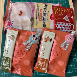 【菓子、カフェオレはラッピング済】【杏仁豆腐】【さくさく日記エビ】【ブレンディスティック2本 フレーバーティー1つ】詰め合わせ