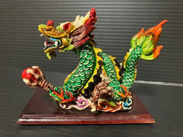 中国 極彩色五爪龍の置き物 陶器製 手土産 台座横11センチ、縦6センチ、高さ9センチ、一部割れあり