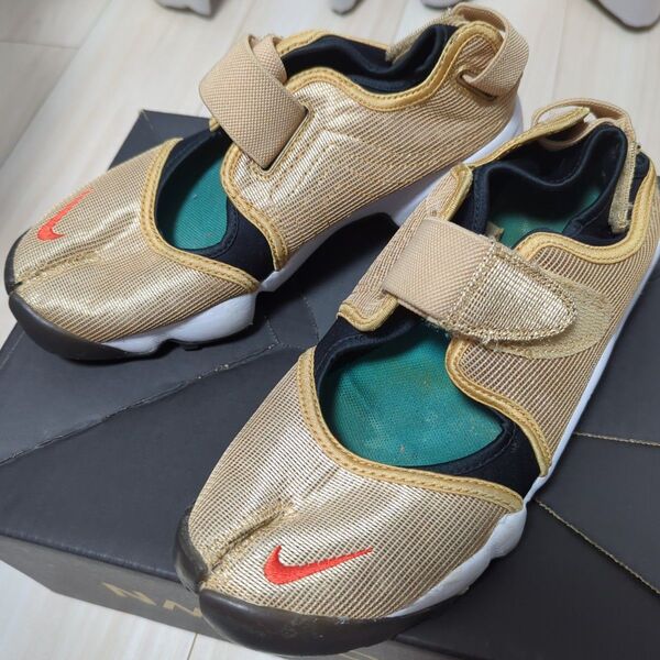 ゴールド ナイキ エアリフト スニーカー金黒 NIKE AIR RIFT足袋 25
