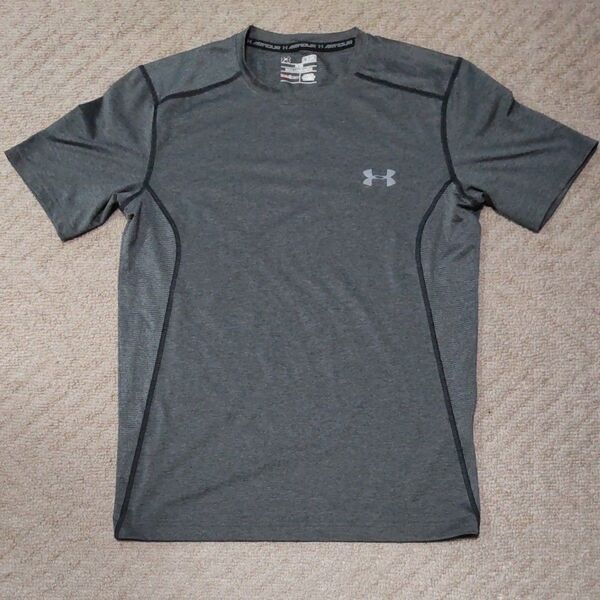 アンダーアーマー 薄手半袖Tシャツ SM サイズ表記 グレー