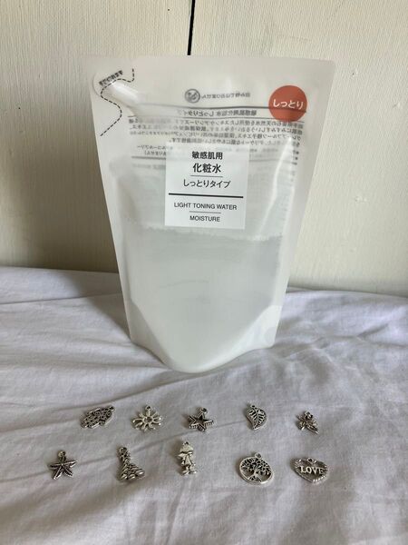アクセサリーパーツ チャームパーツ10個と無印良品 化粧水 敏感肌用 しっとりタイプ 詰め替え リフィル 200ml 1袋 セット