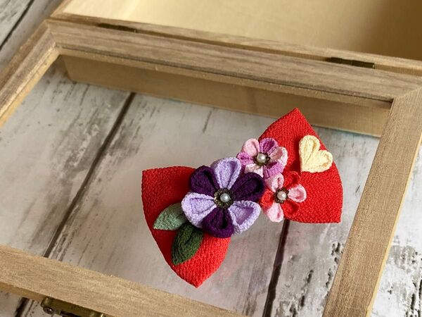 つまみ細工 ハンドメイド お花とハートのリボン わんこ用バレッタ 犬用ヘアアクセサリー