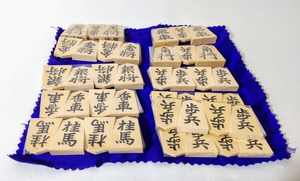 将棋駒 山上作 黄楊 特上彫 錦旗