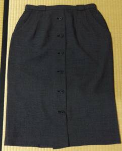 レリアンLeilian、濃灰色タイトスカート（前後中心裾にスリット、前ベルト下に左右ポケット）サイズ13＋、日本製