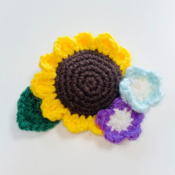 お花のブローチ 枯れないお花 毛糸 編み物 ブローチ バレッタ ハンドメイド