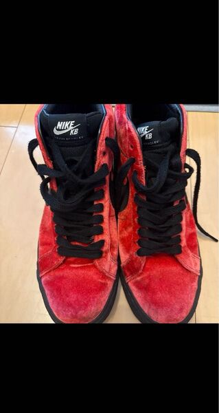 Nike KBスニーカー。- ブランド: Nike- モデル: KB- カラー: レッド/ブラック- 素材: スエード