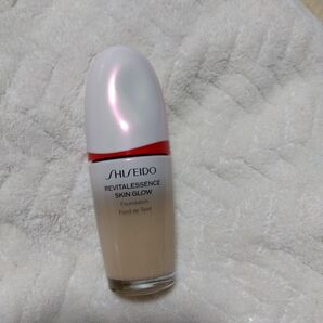 SHISEIDO REVITALESSENCE SKIN GLOW250Sand
