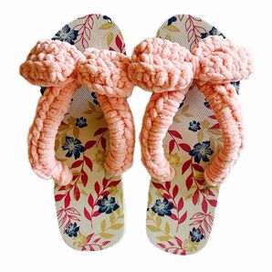 ハンドメイド ピンクのふわもこ毛糸鼻緒ビーチサンダル ピンクの大きなリボン付き