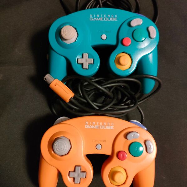 【値下げ バラ売り不可】ゲームキューブコントローラー2台 初期型オレンジ 後期型エメラルドブルー