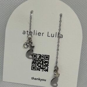 *37【カオマニー -白い宝石-】アメリカンピアス 小さな猫 handmade サージカルステンレス アレルギー対応