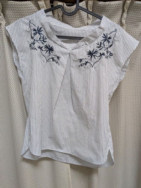 ストライプ×刺繍トップス