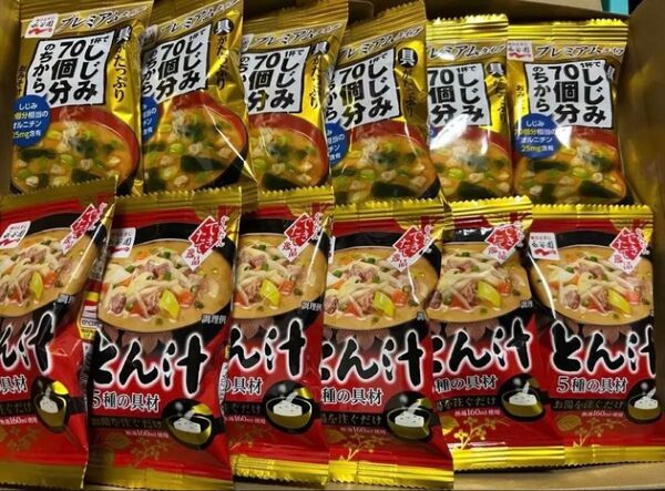 永谷園お味噌汁 プレミアム 1杯でしじみ70個分の力と、とん汁5種の具材 (簡単お湯を注ぐだけ)12個セット