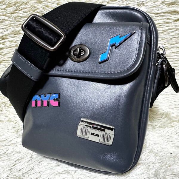 美品 COACH コーチ ショルダーバッグ ヘリテージ クロスボディ 斜め掛け ネイビー 紺 ワッペン バッジ レザー 本革