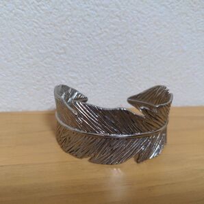 フェザーバングル