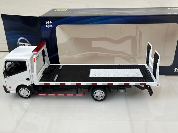 《箱付新品》1:32 日産 積載車 花見台 ミニカー