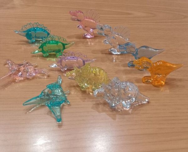 キラキラ宝石 恐竜 トリケラトプス ティラノサウルス プテラノドン ステゴサウルス