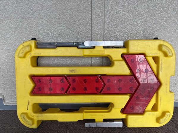 中古 壊れにくい矢印板 ソーラー式LED矢印板 KAB-003 保安用品 規制材