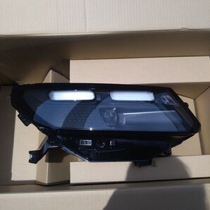 【新品未使用】ホンダ フリード e:HEV ヘッドライト 右
