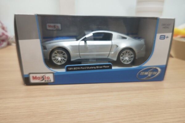 Maisto 1/24 2010 Ford Mustang Street Racer ミニカー