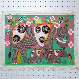 ● アフリカの絵画、ティンガティンガ『 Colorful tembo family 』 Tingatinga by Zuberi 70*50cm 絵画,油彩,動物画